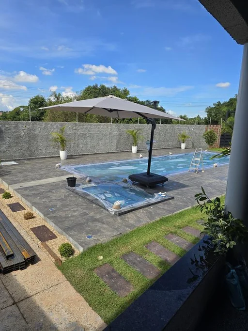 Ombrelone resistindo às intempéries