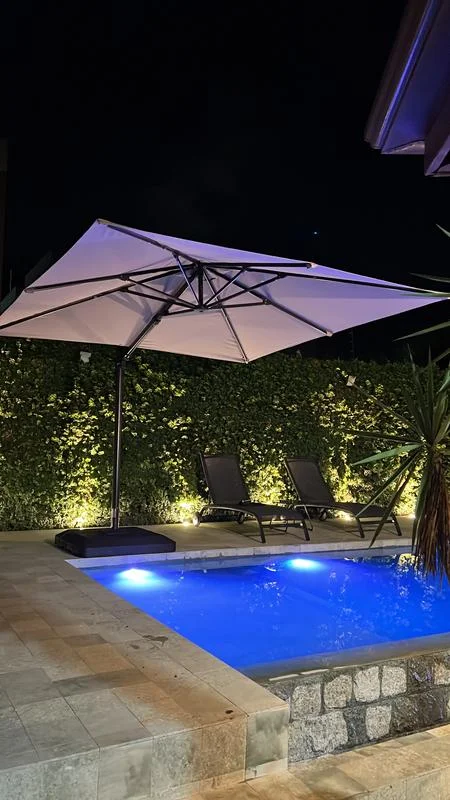 Área de lazer com piscina e ombrelone