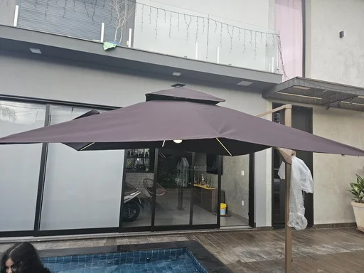 Terraço aconchegante com ombrelone