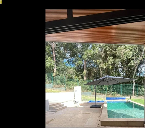 Ombrelone resistindo ao vento no litoral