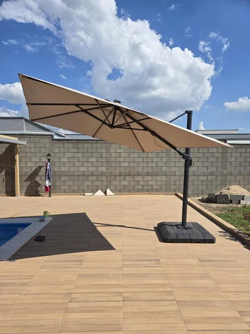 Crianças brincando sob o ombrelone