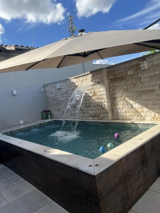 Ombrelones em restaurante com clientes