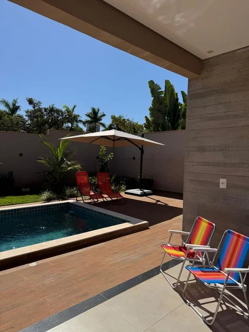 Dois ombrelones Refugia instalados no jardim