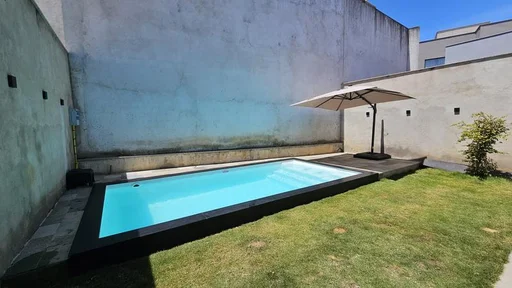 Ombrelone moderno instalado na cobertura