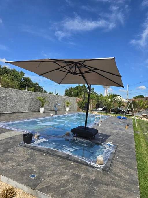 Festa no quintal com ombrelone